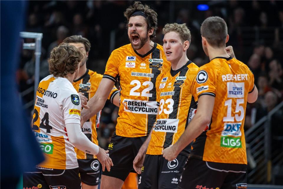 Jake Hanes (m) will am Mittwoch mit den BR Volleys den Meistertitel unter Dach und Fach bringen. (Archivbild)Andreas Gora/dpa