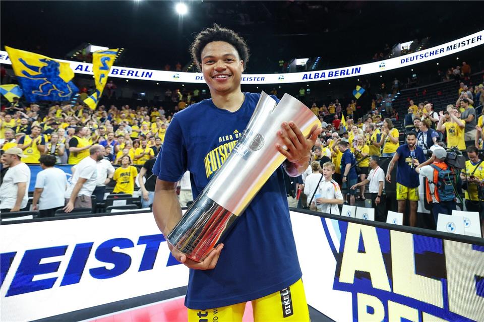 Jake Kayil bleibt Alba Berlin erhalten. (Archivbild)Matthias Stickel/dpa