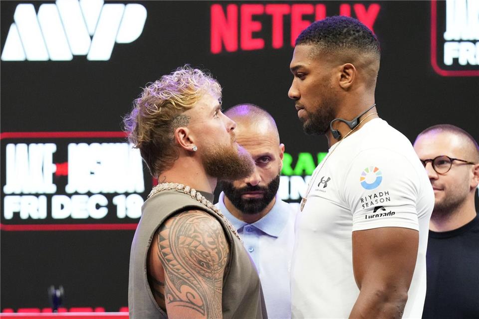 Jake Paul (l) und Anthony Joshua stehen sich während einer Pressekonferenz zu ihrem bevorstehenden Schwergewichtsboxkampf im Dezember 2025 gegenüber. (Archivbild)Lynne Sladky/AP/dpa