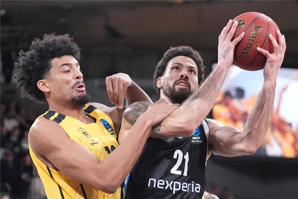 Jakob Dwight Forrester (l, Aris Thessaloniki) und Devon Daniels (Hamburg Towers) kämpfen um den Ball.Marcus Brandt/dpa