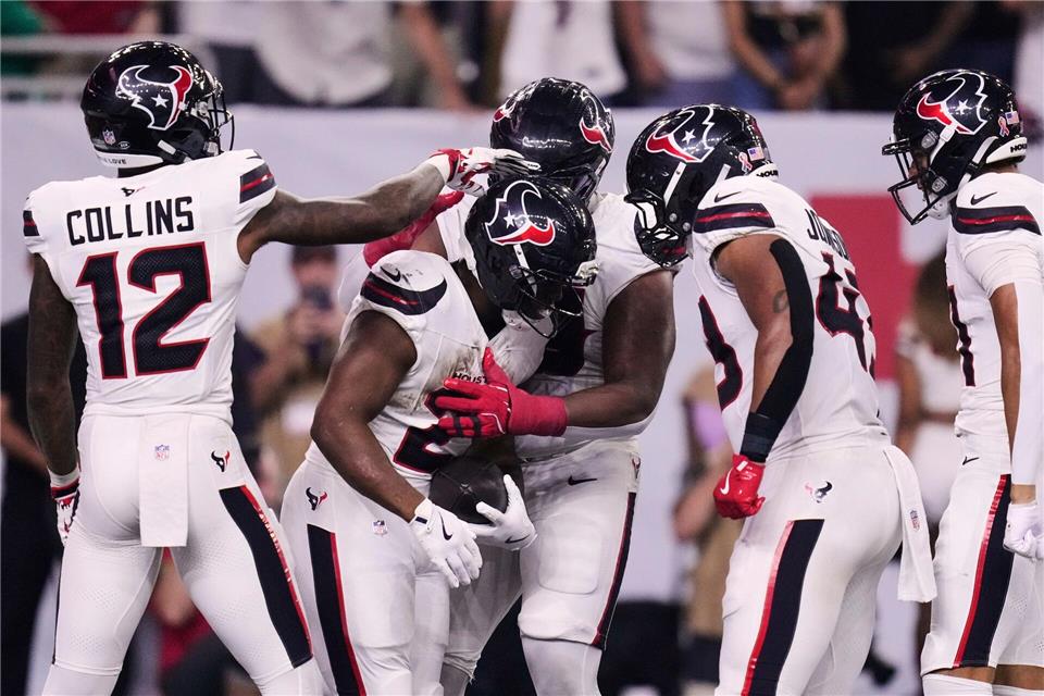 Jakob Johnson (zweiter von rechts) hatte einige gute Aktionen und feiert hier den Touchdown von Nick Chubb (Mitte) - die Texans verloren dennoch. Eric Christian Smith/AP/dpa