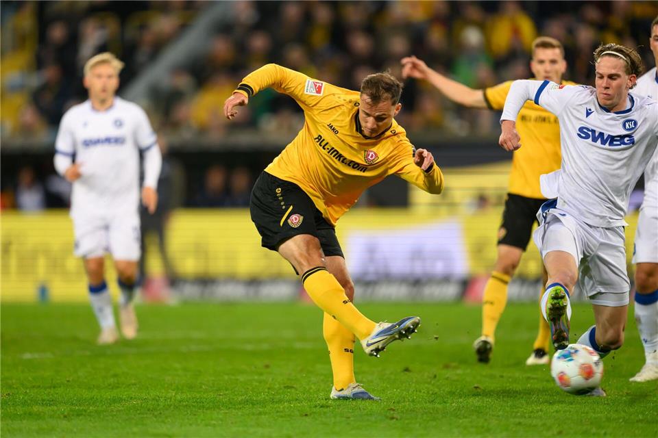 Jakob Lemmer (Dynamo Dresden) erzielt das Tor zum 3:3.Robert Michael/dpa