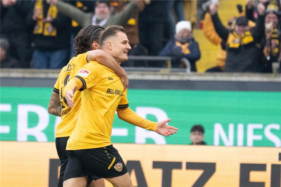 Jakob Lemmer (r, Dynamo Dresden) jubelt über sein Tor zum 2:0.Sebastian Kahnert/dpa