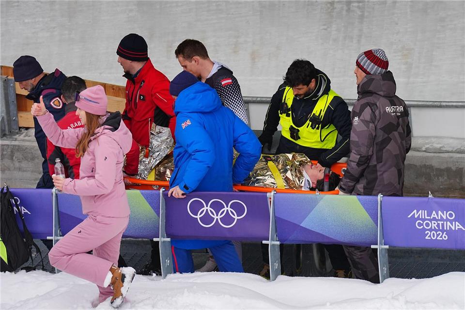 Jakob Mandlbauer wird nach einem Unfall vom medizinischen Betreuern und Sicherheitspersonal von der Eisbahn getragen.Michael Kappeler/dpa