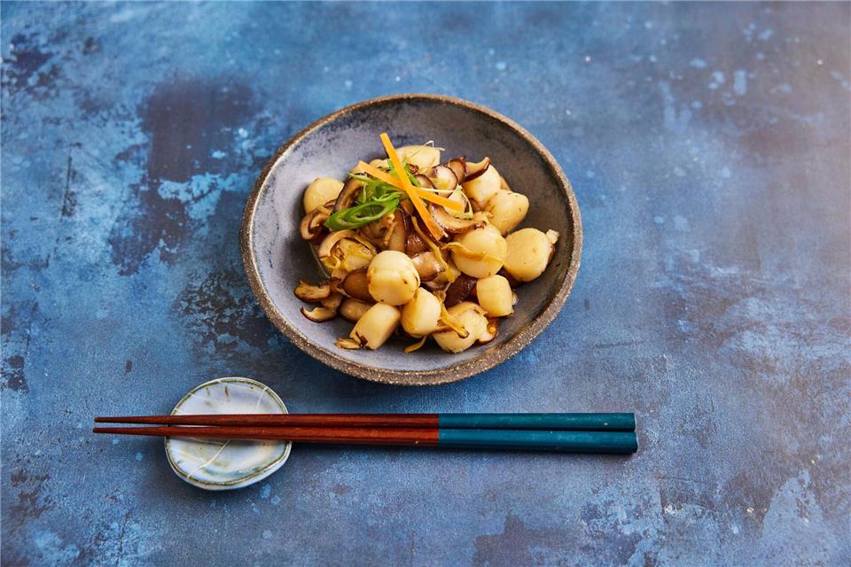 Jakobsmuscheln und Shiitake-Pilze vereinen sich zu einem feinen und aromatischen Gericht.David Loftus/MSC/dpa-tmn