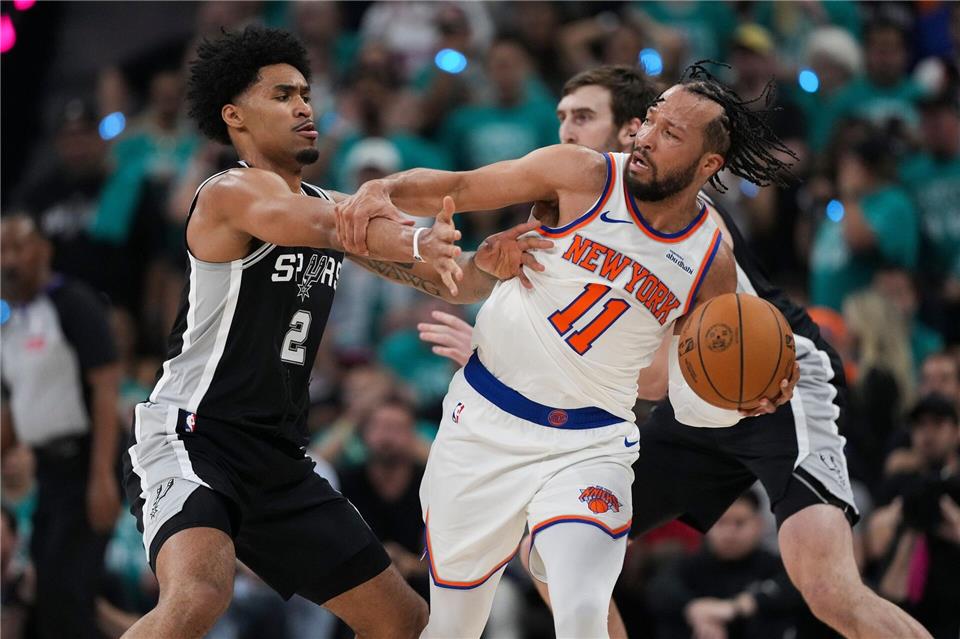 Jalen Brunson (rechts) hatte nicht seinen besten Abend, war mit 30 Punkten aber dennoch bester Werfer auf dem Feld.Eric Gay/AP/dpa