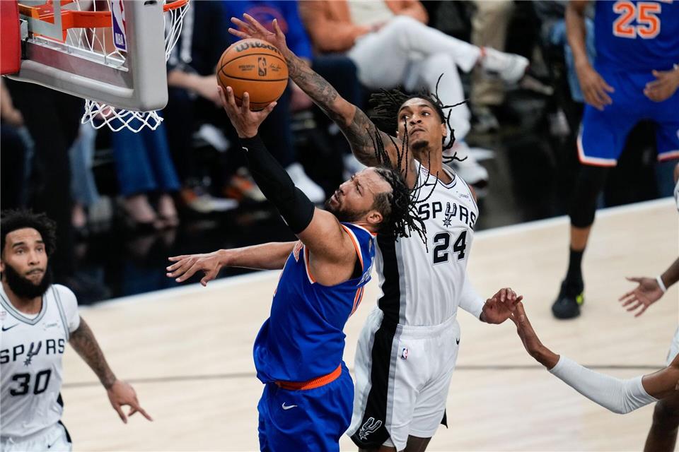 Jalen Brunson (vorne) erzielte den entscheidenden Punkt zum 105:104 seiner New York Knicks.David J. Phillip/AP/dpa