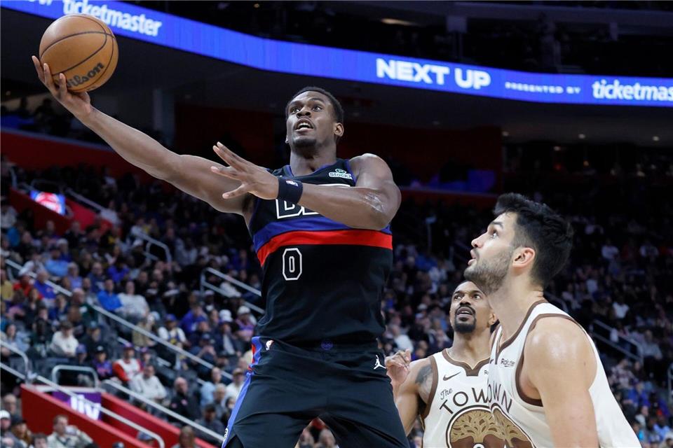 Jalen Duren (l.) war punktbester Werfer der Pistons.Duane Burleson/AP/dpa
