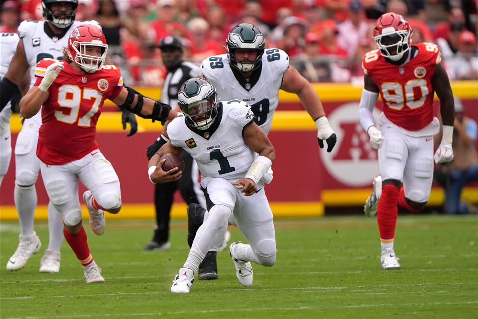 Jalen Hurts (Mitte) holte bei den Kansas City Chiefs den zweiten Saisonsieg mit den Eagles.Charlie Riedel/AP/dpa