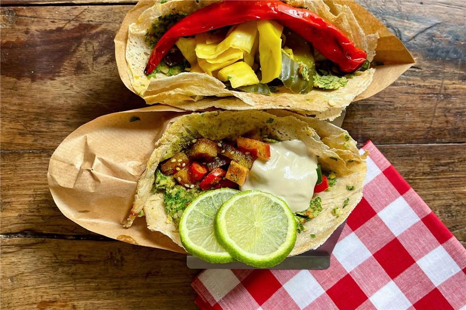 Jalil Dabit verpasste der Falafel-Masse eine Extraportion Kräuter und einen überraschenden Twist: Die leuchtend grüne Masse wird in Tortillas gestrichen - die Gäste im „Kanaan“ lieben jeden knusprigen Bissen davon. Elissavet Patrikiou/Südwest Verlag/dpa-tmn