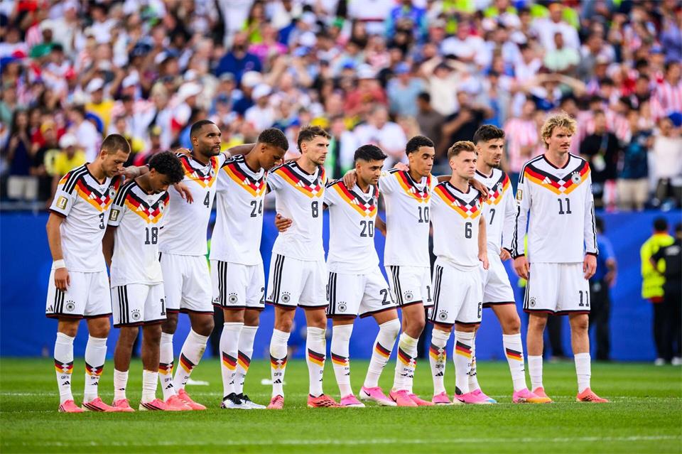 Jamal Musiala (4. von rechts) trifft - aber Deutschland scheidet bei der Fußball-WM gegen Paraguay aus. (Archivbild)Tom Weller/dpa