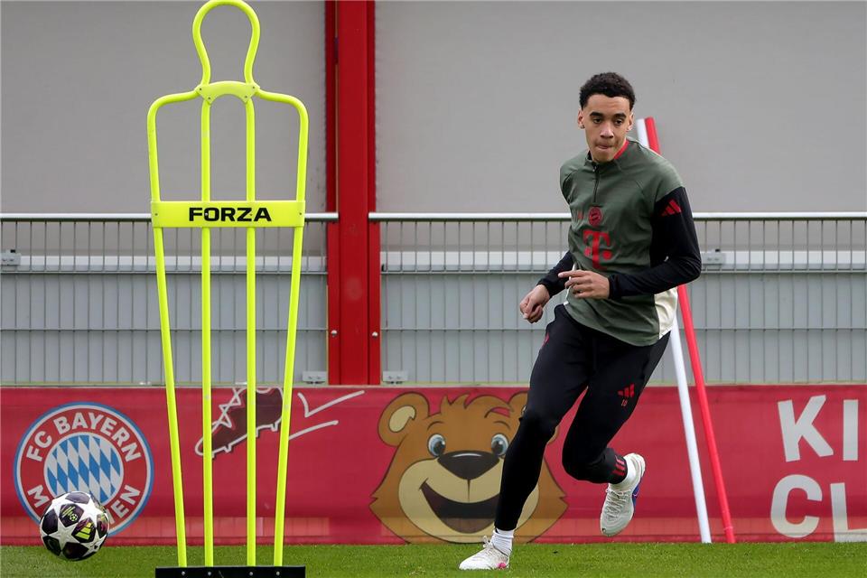 Jamal Musiala arbeitet nach Problemen am operierten linken Bein wieder auf dem Rasen. (Archivbild)Philippe Ruiz/dpa