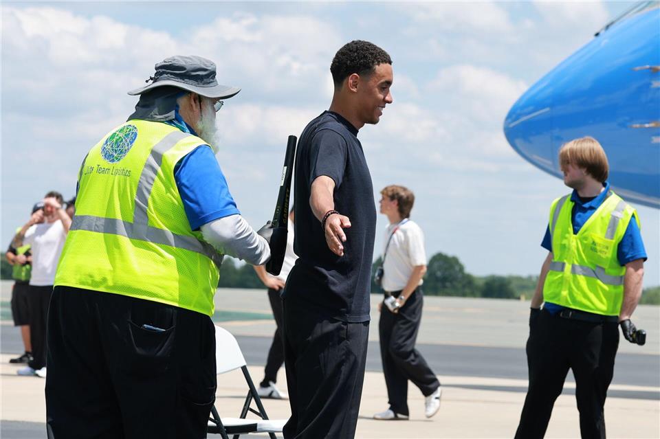 Jamal Musiala beim Security-Check vor dem Abflug der DFB-Elf. Jan Woitas/dpa