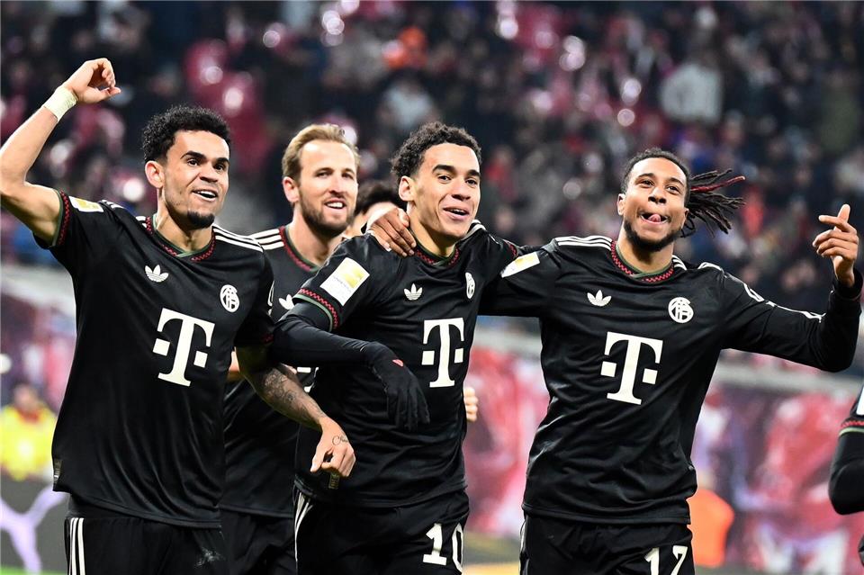 Jamal Musiala gleich wieder mittendrin beim Torjubel mit Schütze Michael Olise (r), Luis Díaz (l) und Harry Kane (2.v.l.).David Hammersen/dpa