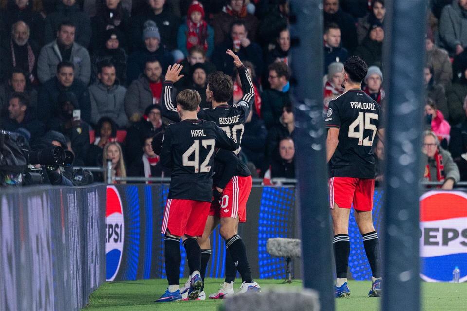 Jamal Musiala jubelt nach seinem Tor, flankiert von Lennart Karl (l) und Aleksandar Pavlovic. Rolf Vennenbernd/dpa