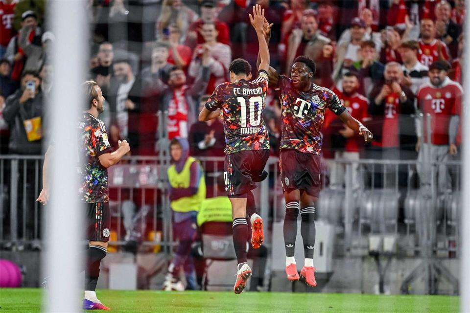 Jamal Musiala (l) bejubelt mit Alphonso Davies das 1:0.Harry Langer/dpa