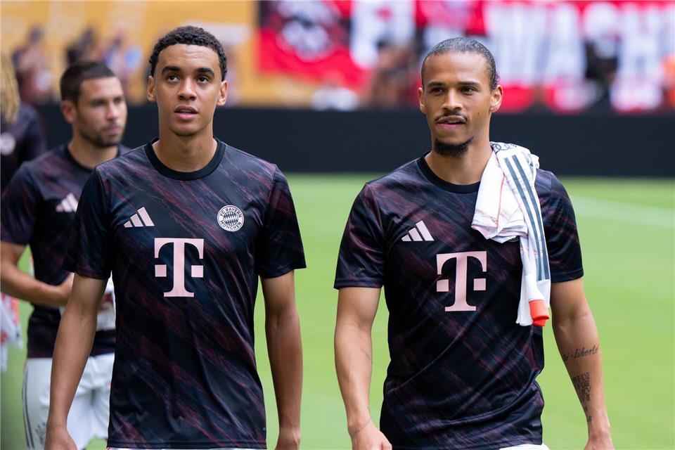 Jamal Musiala (links) übernimmt beim FC Bayern die Rückennummer 10 von Leroy Sané.Sven Hoppe/dpa