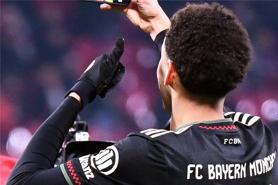 Jamal Musiala macht in Leipzig ein Selfie zur Erinnerung an sein Comeback.David Hammersen/dpa