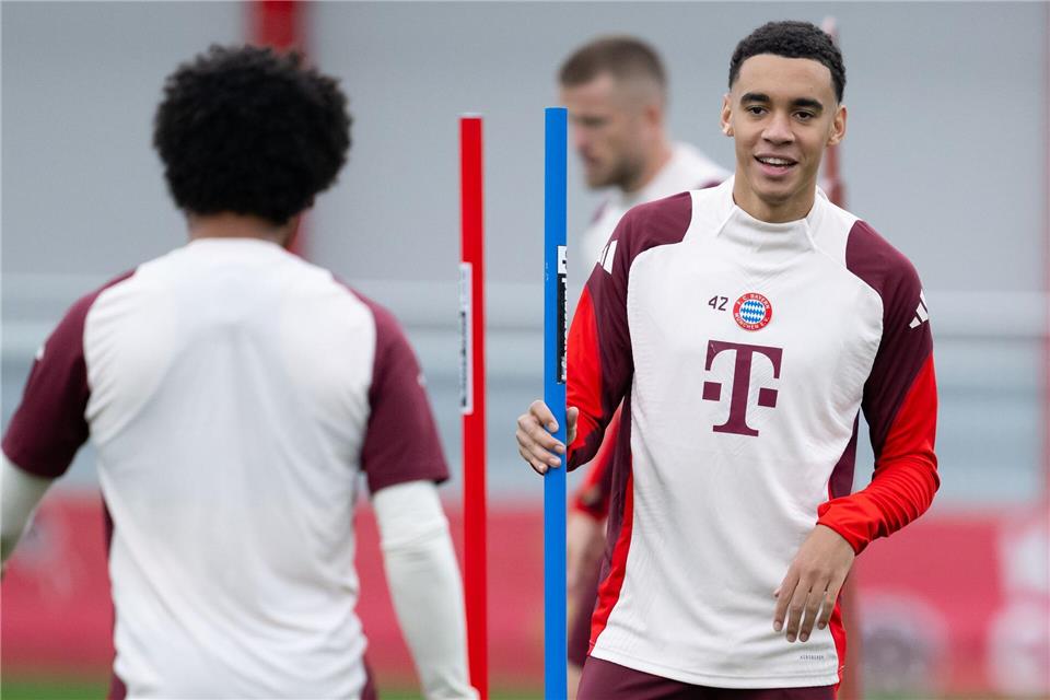 Jamal Musiala (r) in Aktion beim Abschlusstraining.Sven Hoppe/dpa