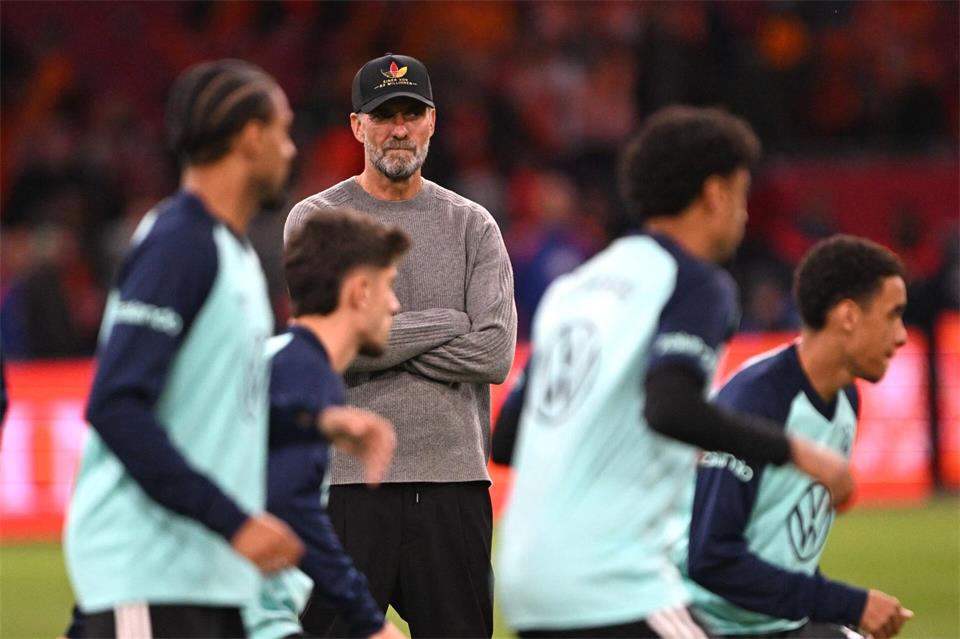 Jamal Musiala (r.) musste nach dem Aufwärmen für das erste Länderspiel unter Bundestrainer Klopp passen. Federico Gambarini/dpa