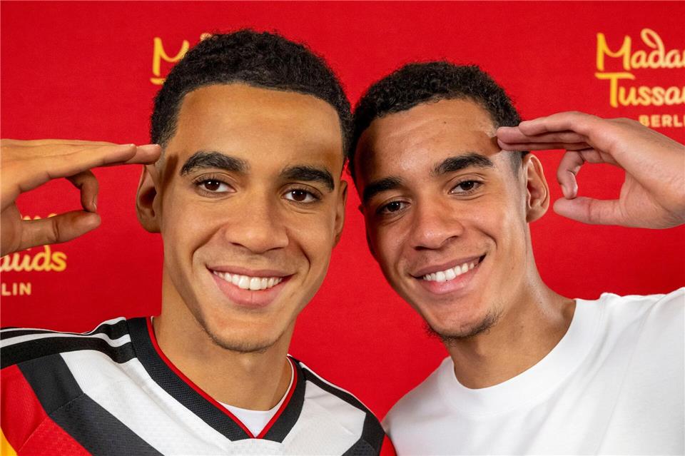 Jamal Musiala (rechts) bekommt als dritter noch aktiver Fußballer nach Manuel Neuer und Joshua Kimmich eine Wachsfigur.Peter Kneffel/dpa
