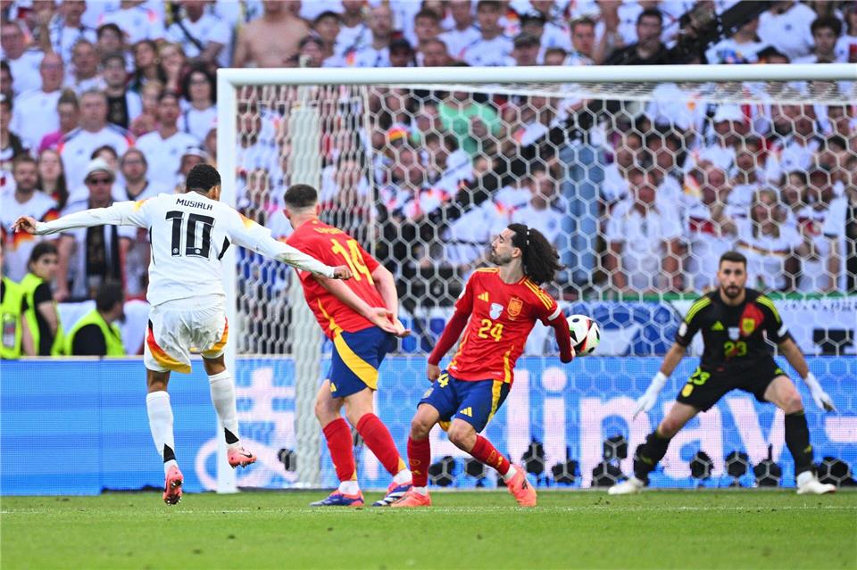 Jamal Musiala schießt Marc Cucurella den Ball an die Hand - trotzdem gab Taylor keinen Strafstoß. (Archivfoto)Tom Weller/dpa