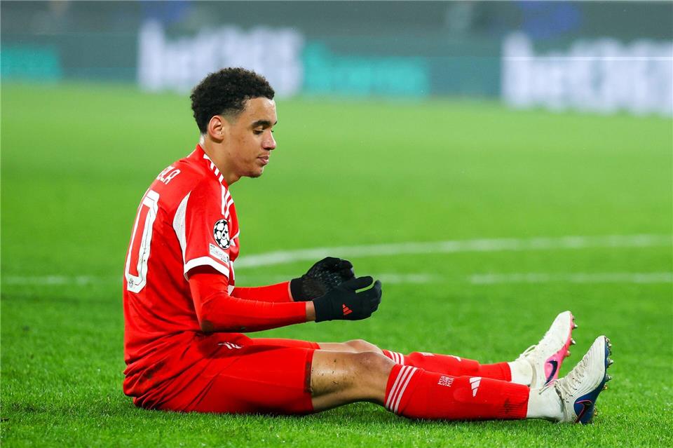 Jamal Musiala sitzt in Bergamo am Boden. Der Nationalspieler hat wieder Probleme am operierten linken Bein. (Archivbild)Jan Woitas/dpa