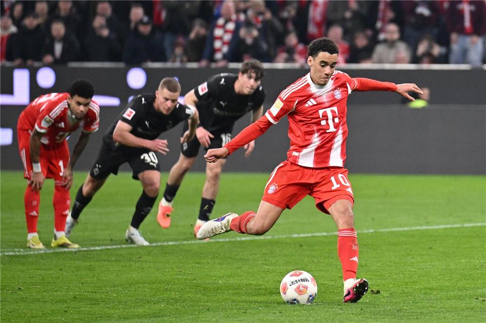 Jamal Musiala trifft als Vertreter von Harry Kane vom Elfmeterpunkt.Harry Langer/dpa