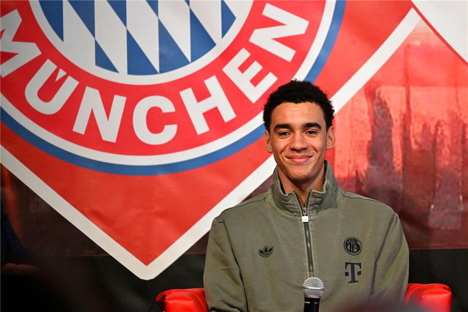 Jamal Musiala wird von jungen Fans befragt.Uwe Lein/dpa