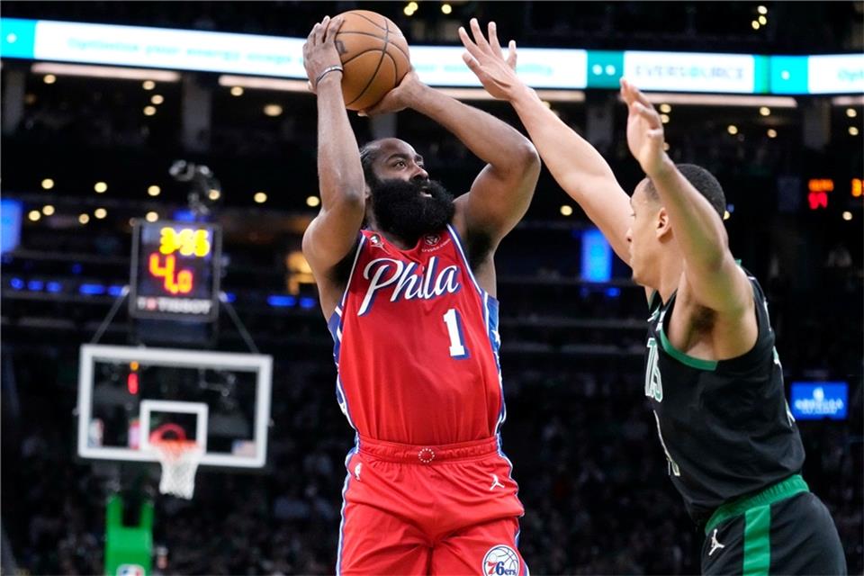 James Harden (1) von den Philadelphia 76ers in Aktion mit Malcolm Brogdon von den Boston Celtics.