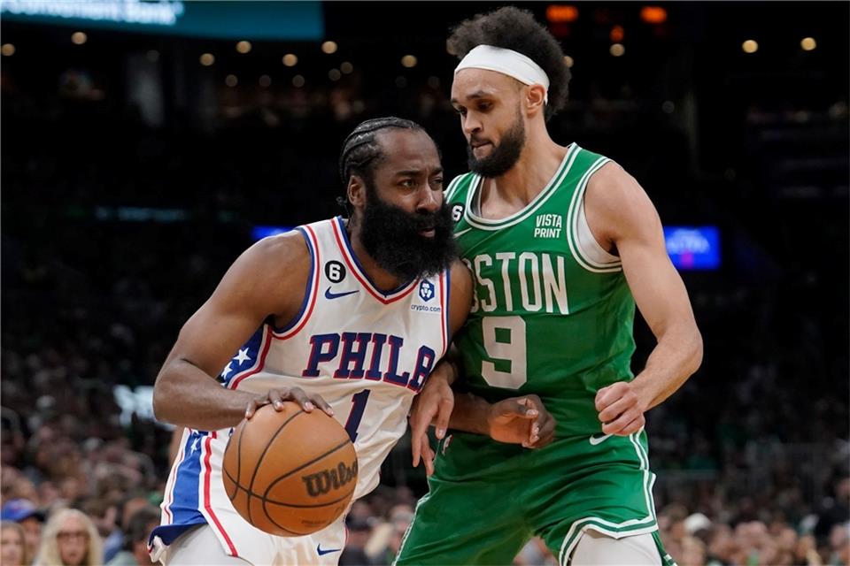 James Harden (1) zieht zum Korb vorbei an Derrick White.