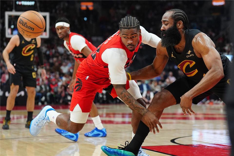 James Harden (r) gehörte zu Clevelands erfolgreichsten Punktesammlern.Frank Gunn/The Canadian Press/AP/dpa