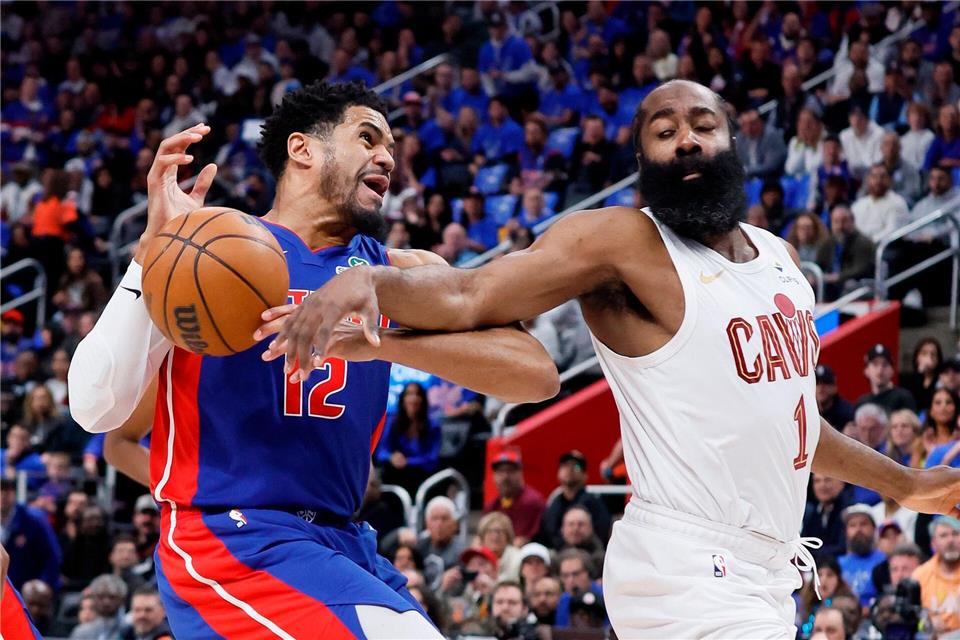 James Harden (r.) machte das bislang beste Spiel in dieser Serie.Duane Burleson/AP/dpa