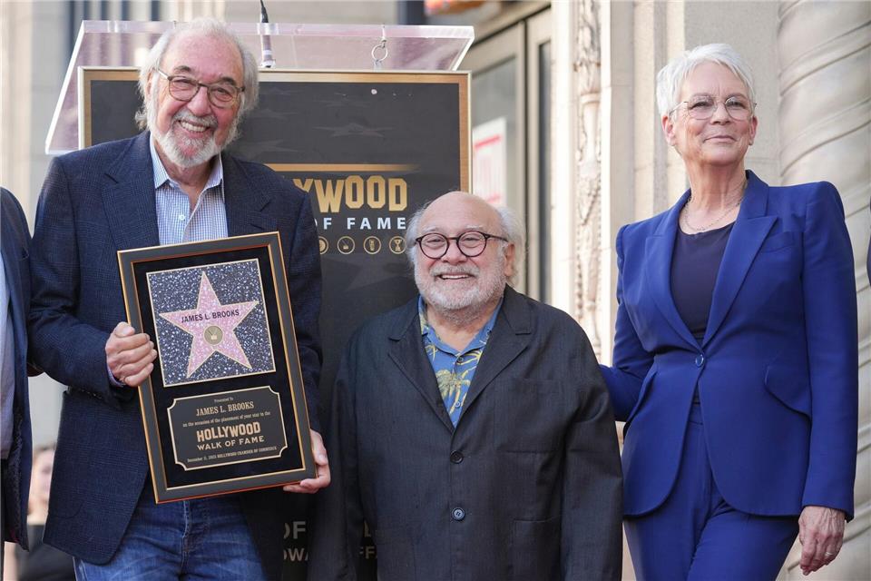 James L. Brooks ließ sich von Danny DeVito und Jamie Lee Curtis feiern.Chris Pizzello/Invision/AP/dpa