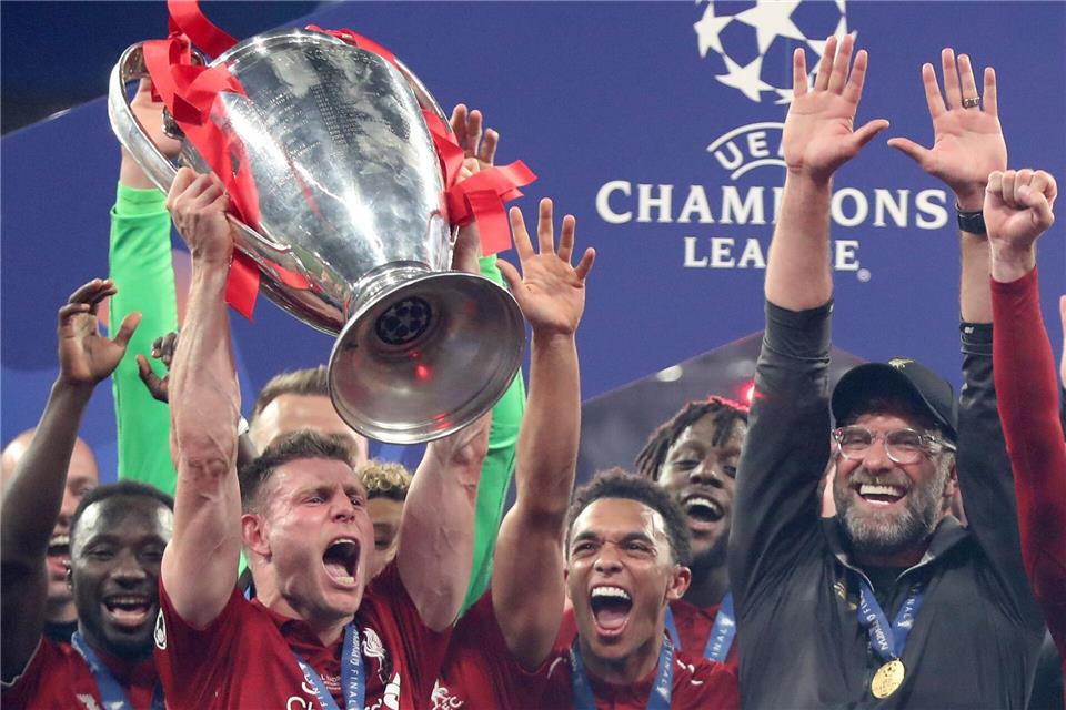 James Milner (l) feiert mit dem Champions-League-Pokal seinen größten Erfolg. (Archivbild)Jan Woitas/dpa-Zentralbild/dpa
