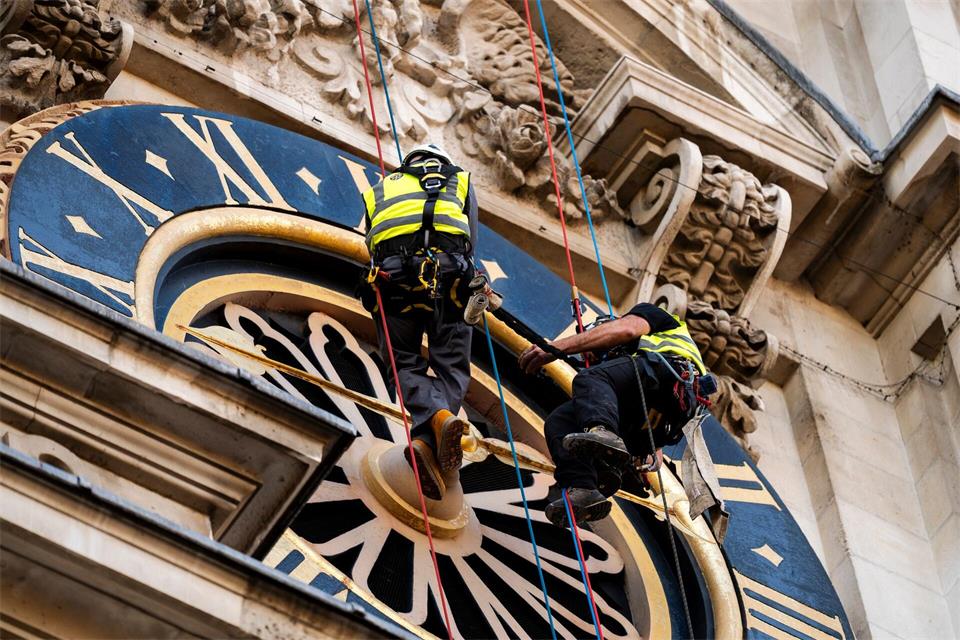 James Preston von JP Conservation und Sam Wilson, stellvertretender Bauleiter der Westminster Abbey, bei einer Begutachtung der Westtürme der Westminster Abbey im Zentrum von London.Jordan Pettitt/PA Wire/dpa