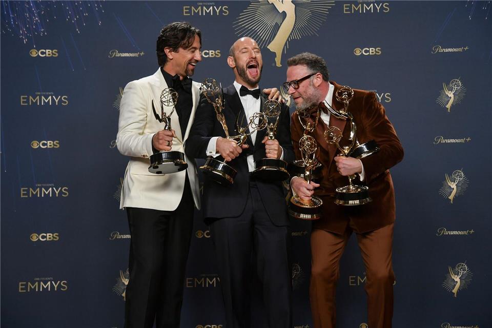 Bilder des Tages James Weaver, Evan Goldberg und Seth Rogen jubeln während der 77th Primetime Emmy Awards im Peacock Theater.Richard Shotwell/Invision/AP/dpa
