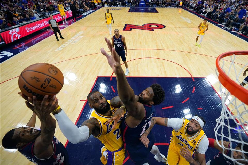 James und Embiid (beide Mitte) sind jetzt Teamkollegen. (Archivbild)Matt Slocum/AP/dpa