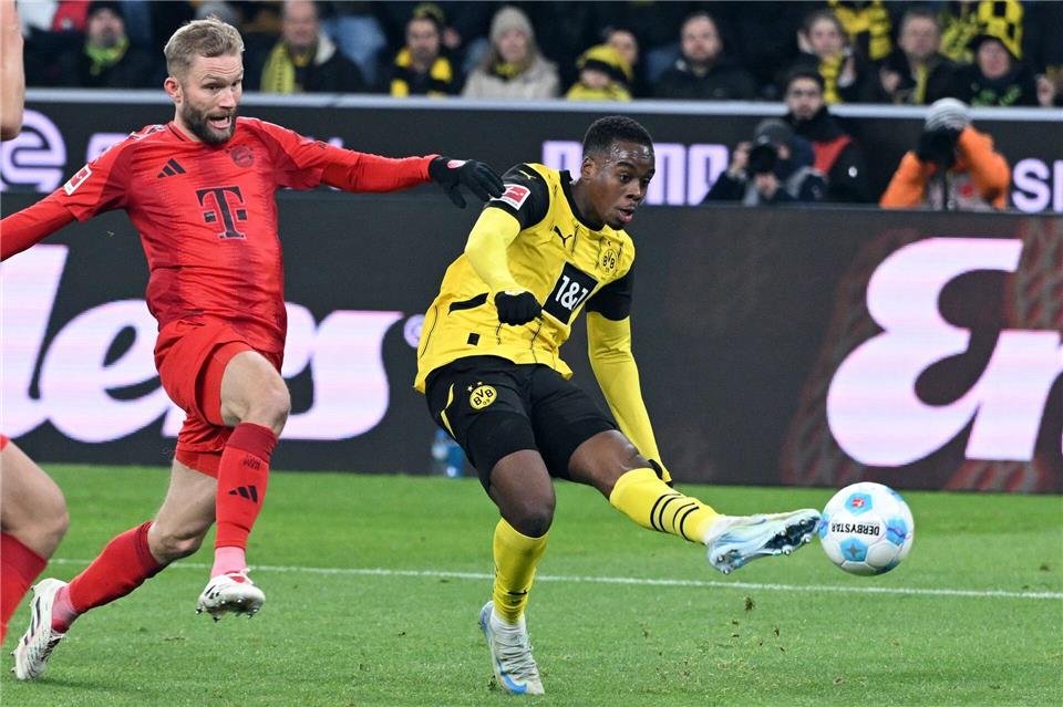 Jamie Gittens (r) war bislang Gegner des FC Bayern wie hier, als er im vergangenen Dezember in München zum 1:0 für Dortmund traf.Federico Gambarini/dpa