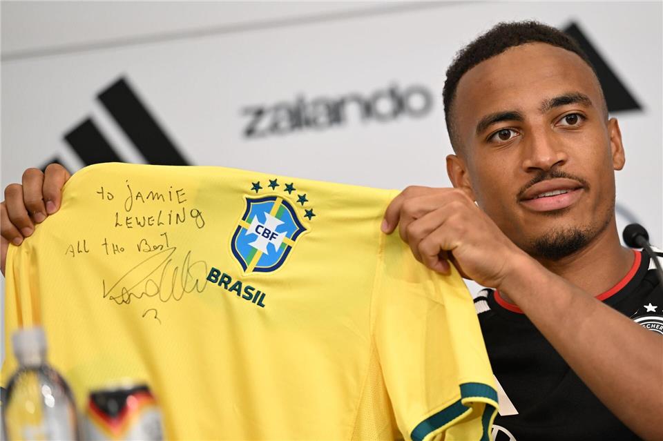 Jamie Leweling zeigt das Brasilien-Trikot mit der Unterschrift von Ronaldo. Federico Gambarini/dpa