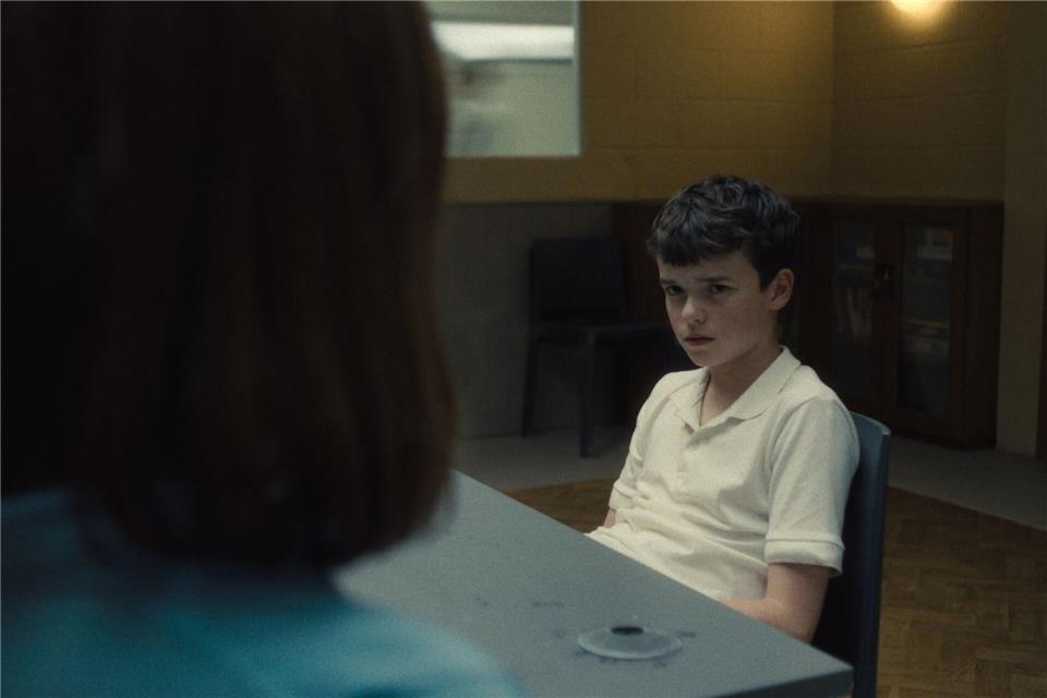 Jamie Miller (Owen Cooper) in der britischen Netflix-Serie „Adolescence“ im Gespräch mit der Psychologin Briony Ariston (Erin Doherty). -/Netflix/dpa