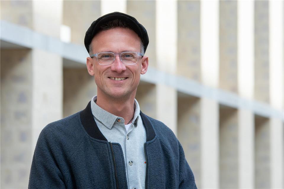 Jan Aleff studierte nach Abitur und Zivildienst Deutsch und Erdkunde, später auch Theologie, und wurde Lehrer. Zwei Jahre später zog er ins Priesterseminar ein.