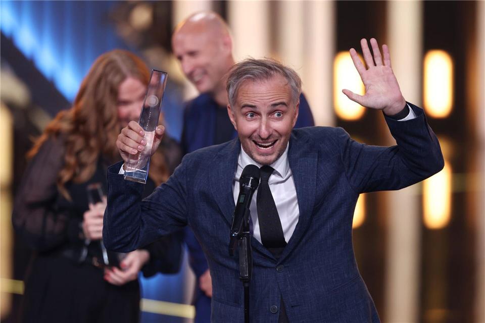 Jan Böhmermann freut sich über den Deutschen Fernsehpreis für die beste Unterhaltungs-Show.Rolf Vennenbernd/dpa