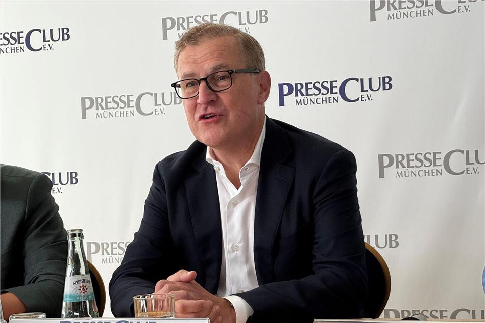 Jan-Christian Dreesen spricht über die Bayern-Haltung zu Michael Olise.Christian Kunz/dpa