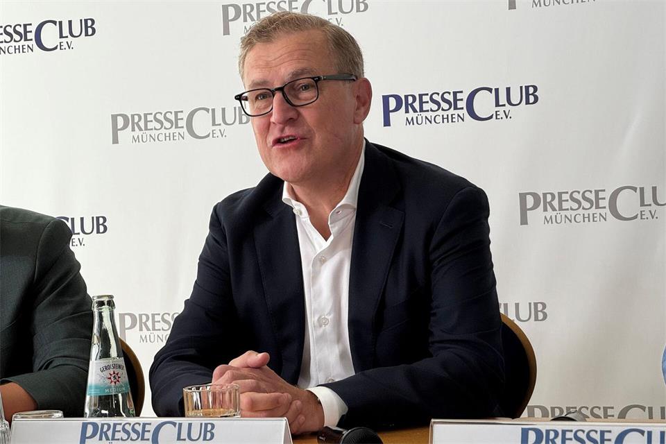 Jan-Christian Dreesen und der FC Bayern verlängern die Zusammenarbeit. (Archivbild)Christian Kunz/dpa