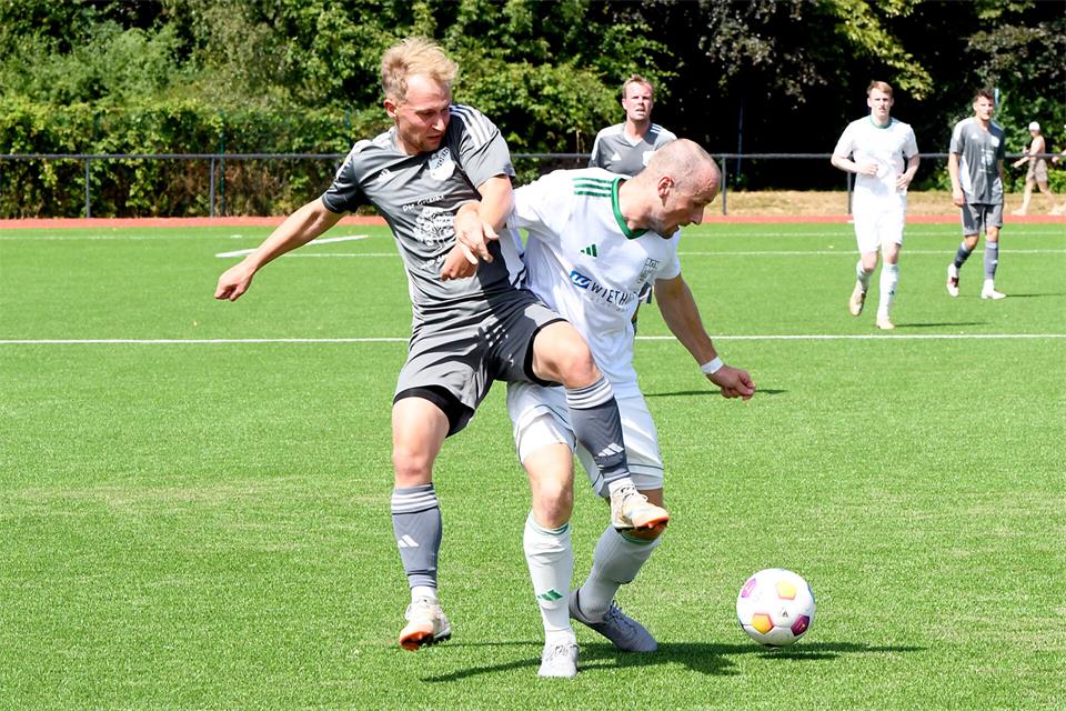 Jan Efsing (rechts) und der TuS Velen sind heiß auf das Derby gegen den Lokalrivalen VfL Ramsdorf.
