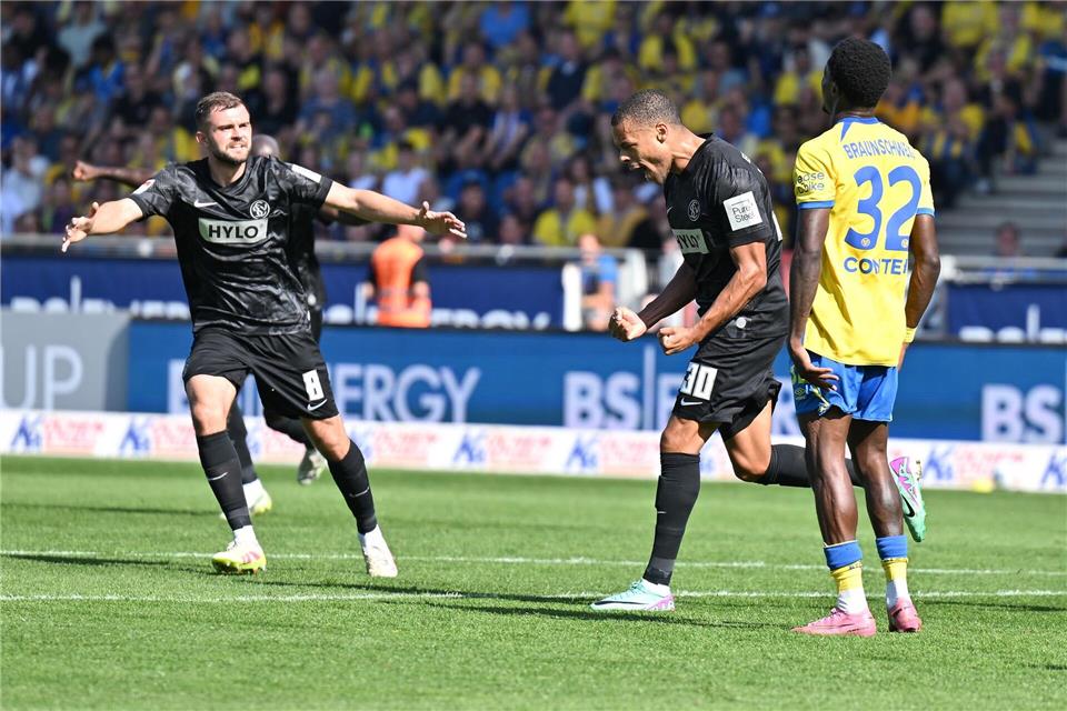 Elversberg siegt in Braunschweig - Ebnoutalib mit Doppelpack Jan Gyamerah feiert sein Tor zum 2:1 für Elversberg.Swen Pförtner/dpa