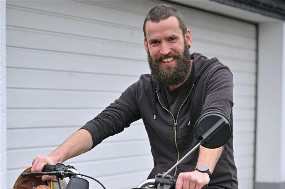 Jan Hofmann auf seinem Simson-Moped.Martin Schutt/dpa
