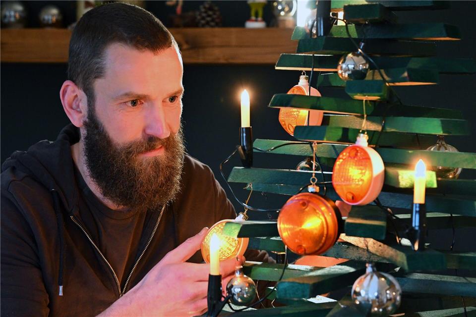 Jan Hofmann bietet seit diesem Jahr in einem Onlineshop Upcycling-Möbel aus originalen Moped-Teilen an.Martin Schutt/dpa