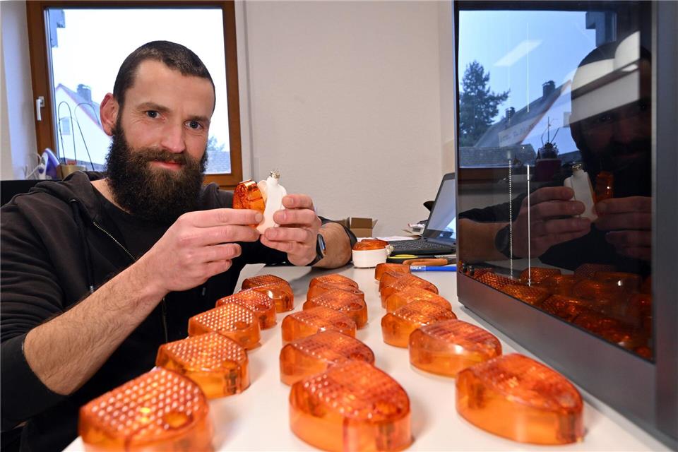 Jan Hofmann montiert Weihnachtsbaumkugeln aus Simson-Blinkern.Martin Schutt/dpa